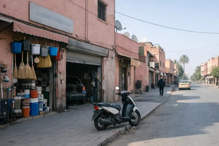 Illustration : rue commerçante de quartier à Marrakech, droguerie et petit garage